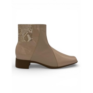 MARIA CRISTINA BOTIN CON PIEZA BEIGE